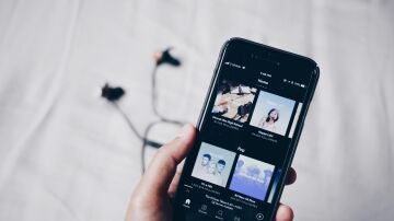 Spotify añadirá avisos en los podcasts que hablen de la Covid-19, pero no actuará como 'censor de contenido' 