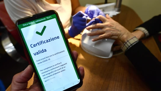 Una persona muestra su certificado COVID en un centro de estética en Génova, Italia Una persona muestra su certificado COVID en un centro de estética en Génova, Italia