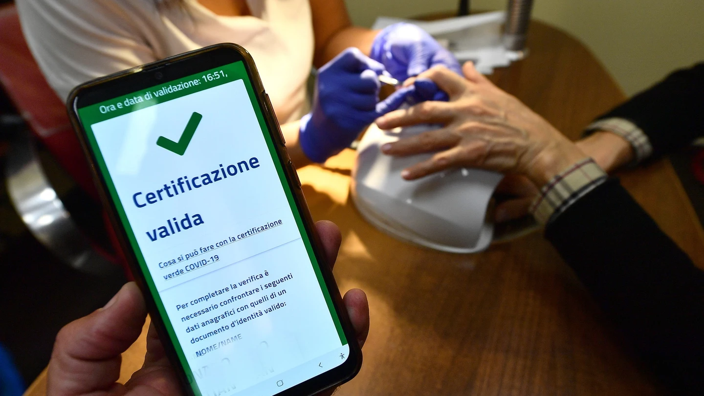Una persona muestra su certificado COVID en un centro de estética en Génova, Italia Una persona muestra su certificado COVID en un centro de estética en Génova, Italia
