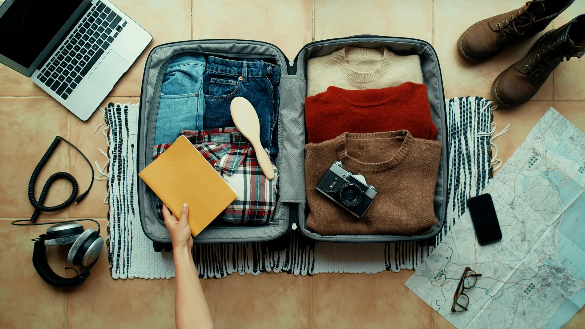 Cómo organizar la maleta para ir de viaje: trucos para ocupar el mínimo  espacio y viajar