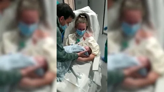 El emotivo encuentro entre una madre y su bebé tras pasar un mes ingresada por COVID El emotivo encuentro entre una madre y su bebé tras pasar un mes ingresada por COVID