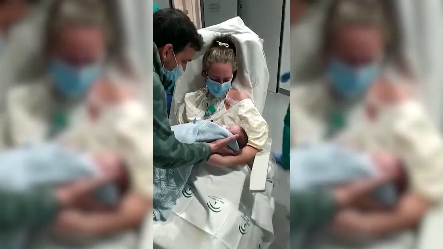 El emotivo encuentro entre una madre y su bebé tras pasar un mes ingresada por COVID El emotivo encuentro entre una madre y su bebé tras pasar un mes ingresada por COVID