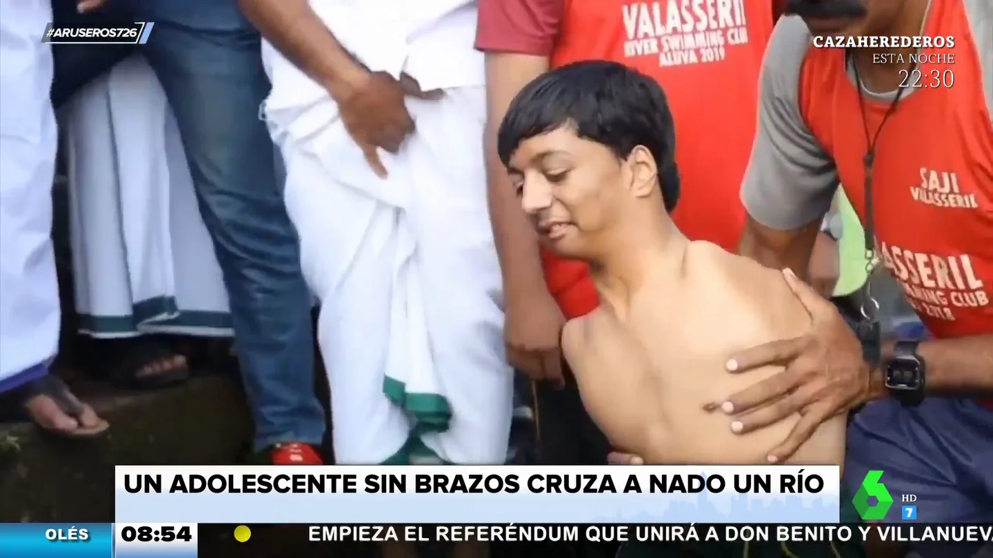 Joven sin brazos cruza rio Joven sin brazos cruza rio