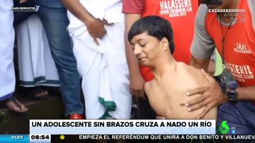 Joven sin brazos cruza rio