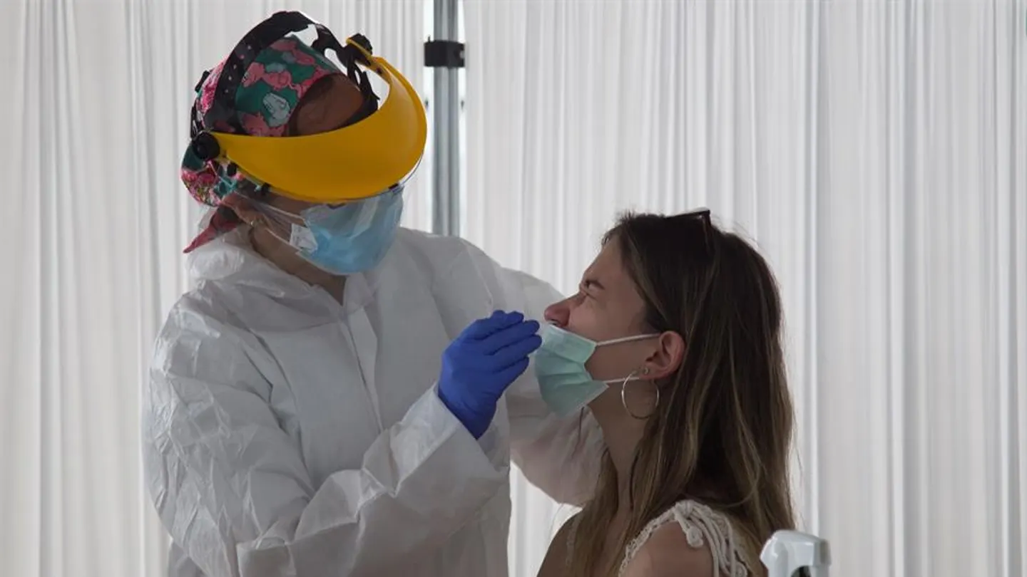 Una profesional sanitaria realiza un test de covid Una profesional sanitaria realiza un test de covid