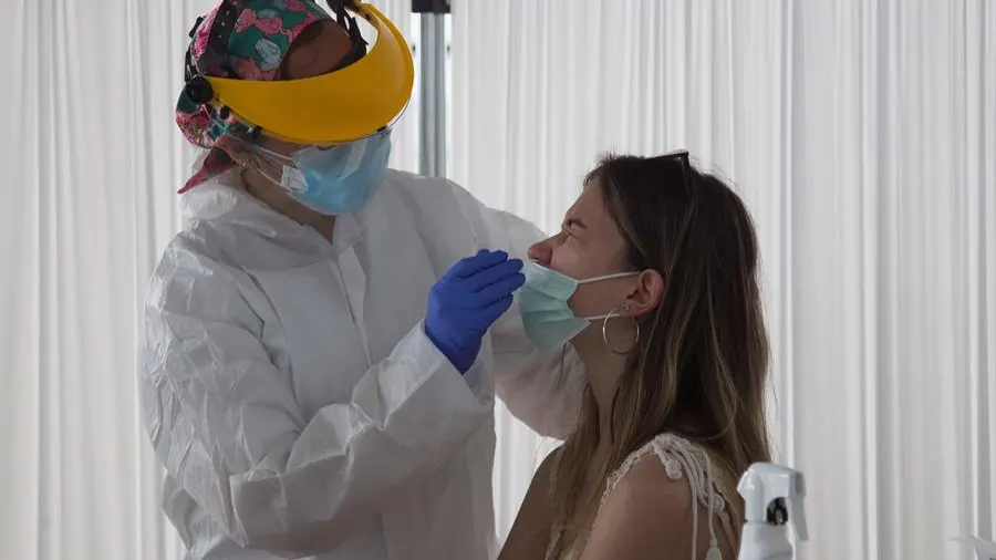 Una profesional sanitaria realiza un test de covid
