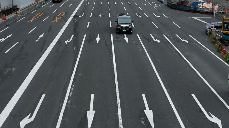 Mirar el móvil, cambiar la radio… La DGT revela cuántos metros recorre tu coche si te distraes a 120 Km/h