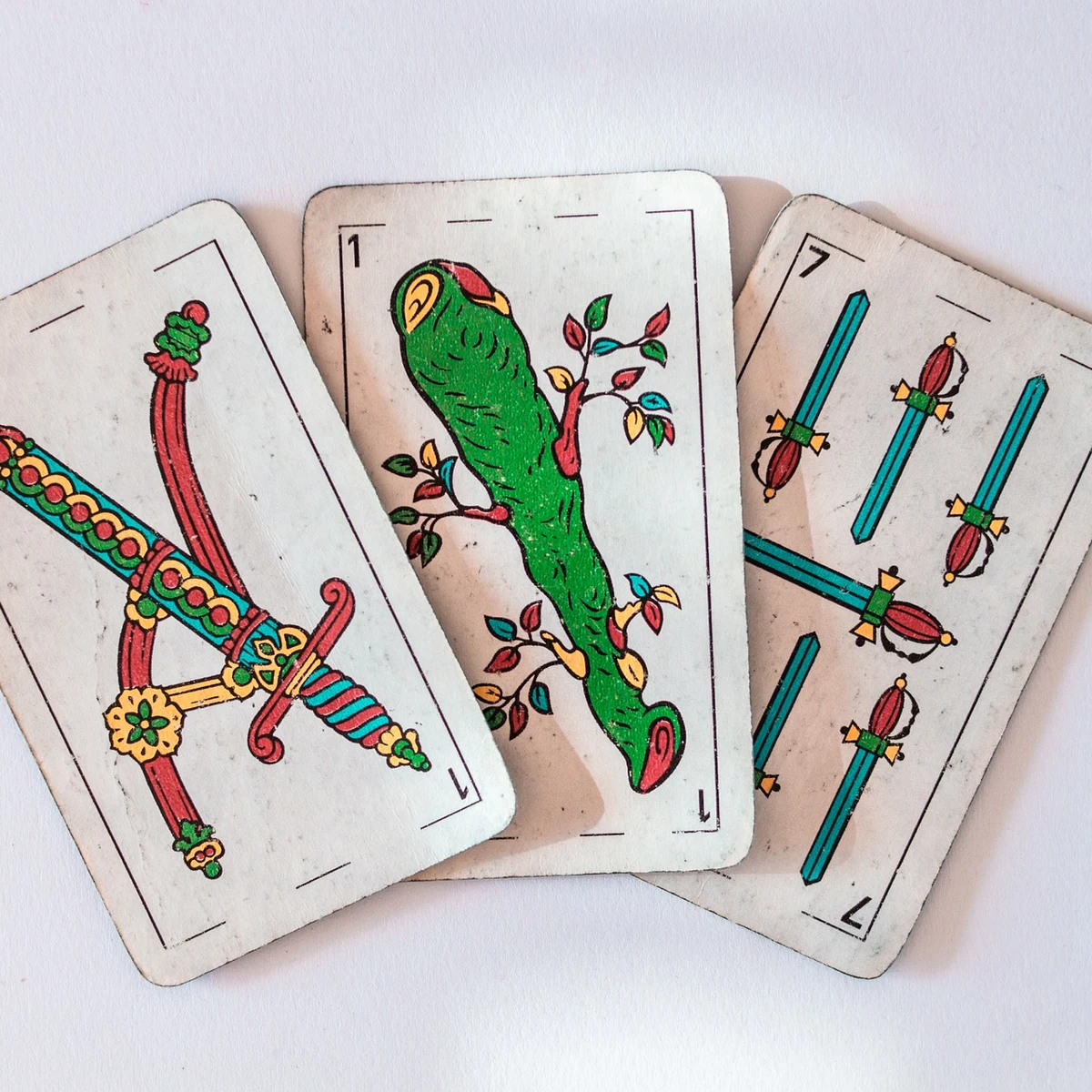 Puntero imperdonable Subjetivo Cómo jugar al solitario con las cartas españolas