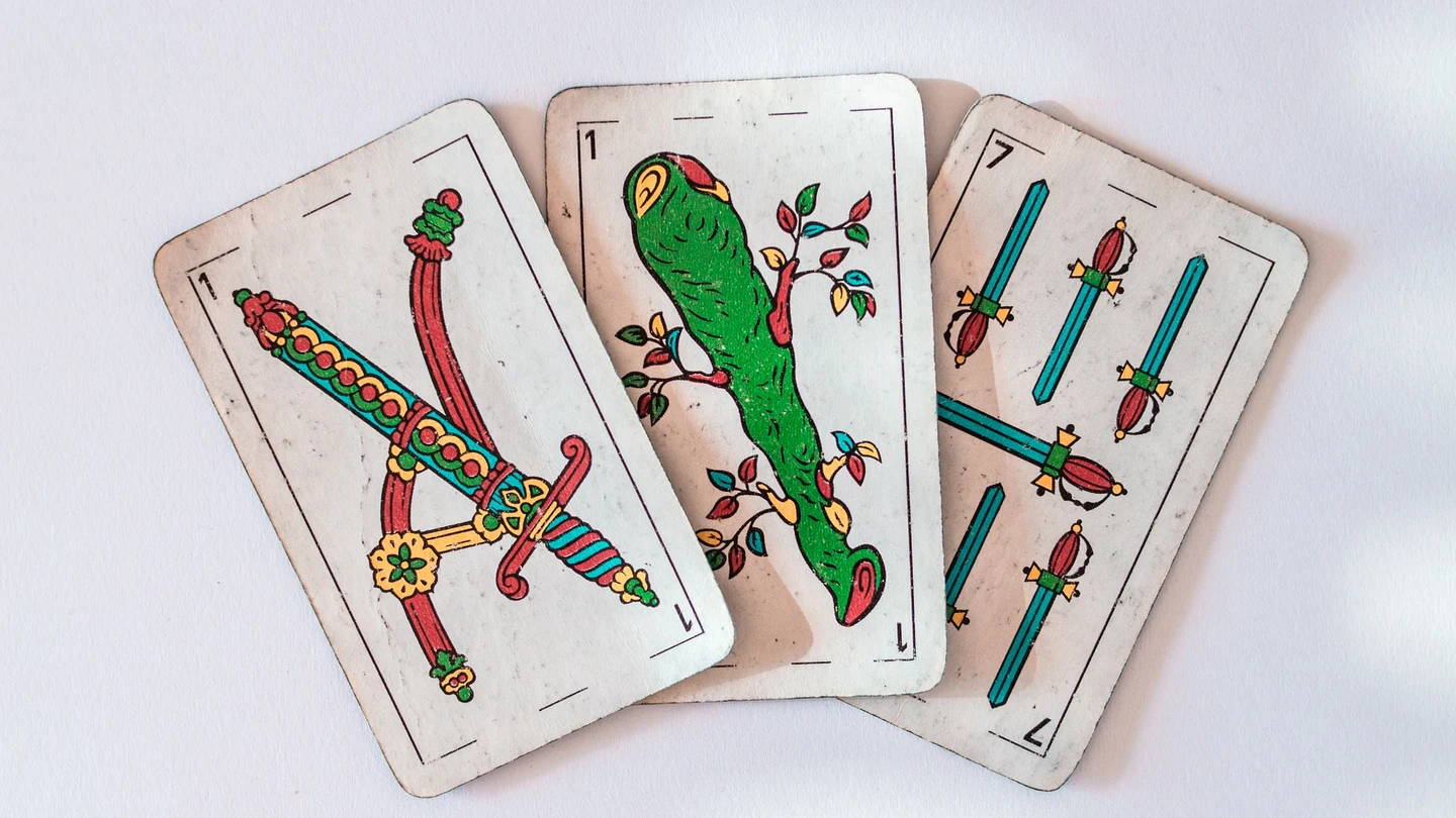 Cómo jugar al solitario con las cartas españolas Cómo jugar al solitario con las cartas españolas