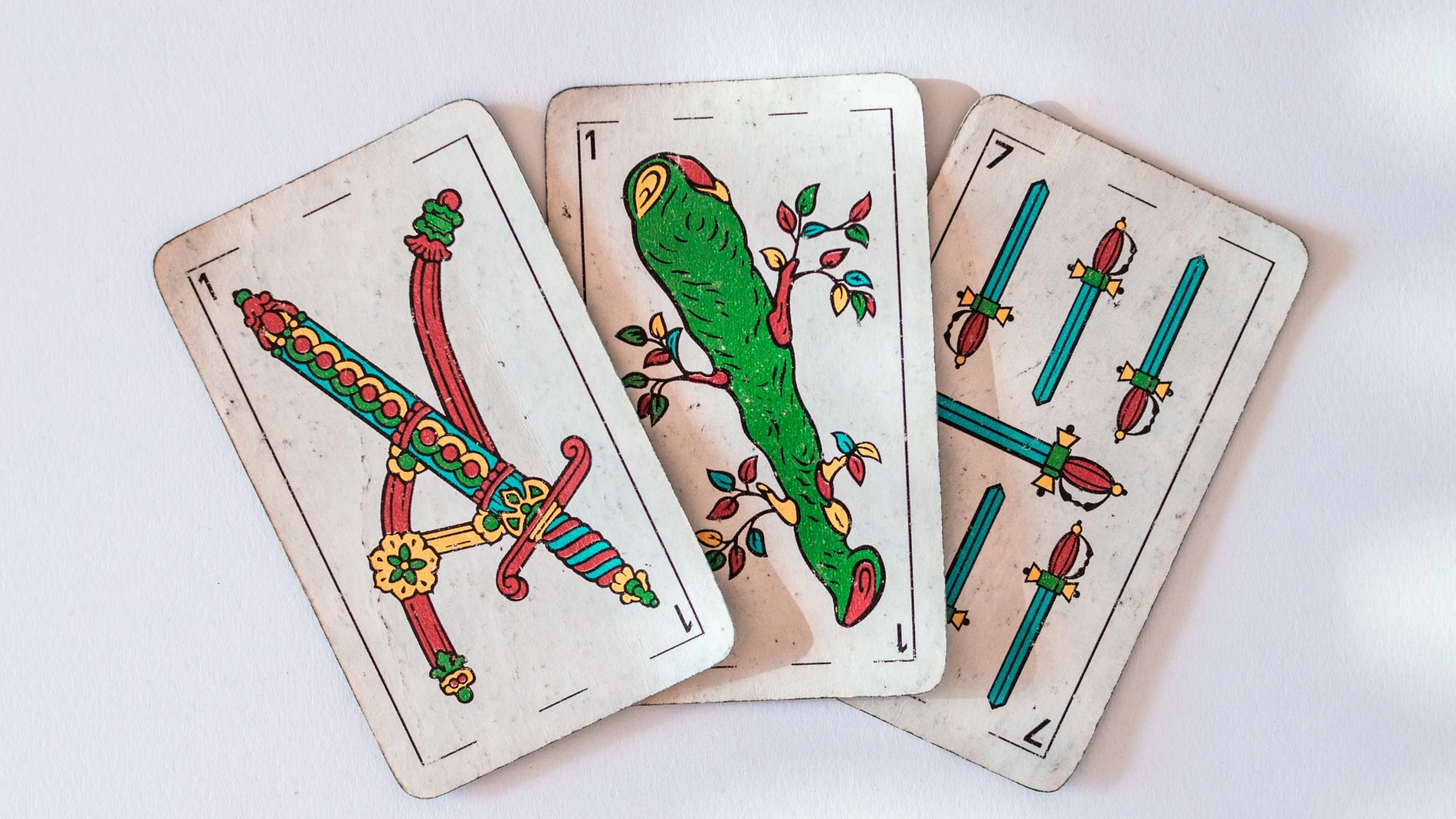 ¿Cómo se juega al solitario con una baraja de cartas española