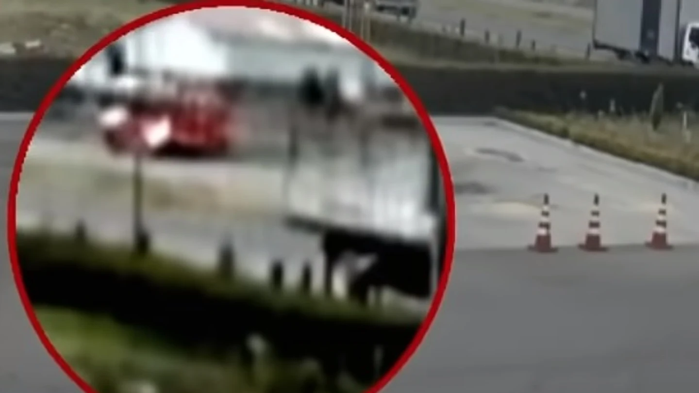 El vídeo del momento en el que Egan Bernal choca contra un autobús a 65 km/h El vídeo del momento en el que Egan Bernal choca contra un autobús a 65 km/h