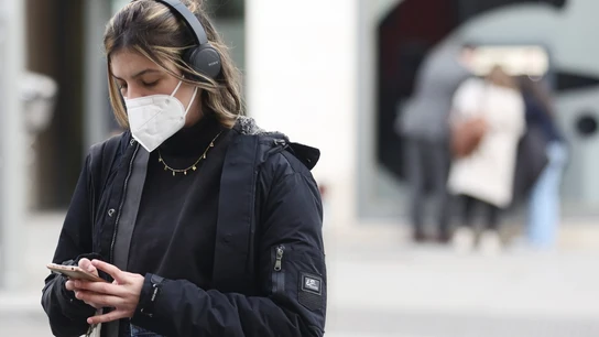 Una joven con mascarilla en Madrid Una joven con mascarilla en Madrid