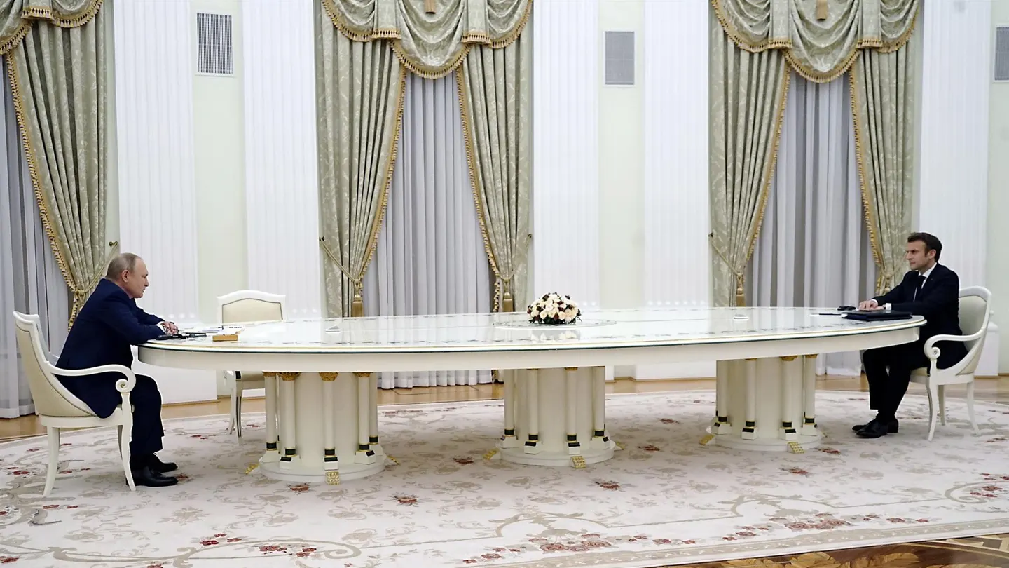 Putin y Macron separados por una mesa de cuatro metros Putin y Macron separados por una mesa de cuatro metros