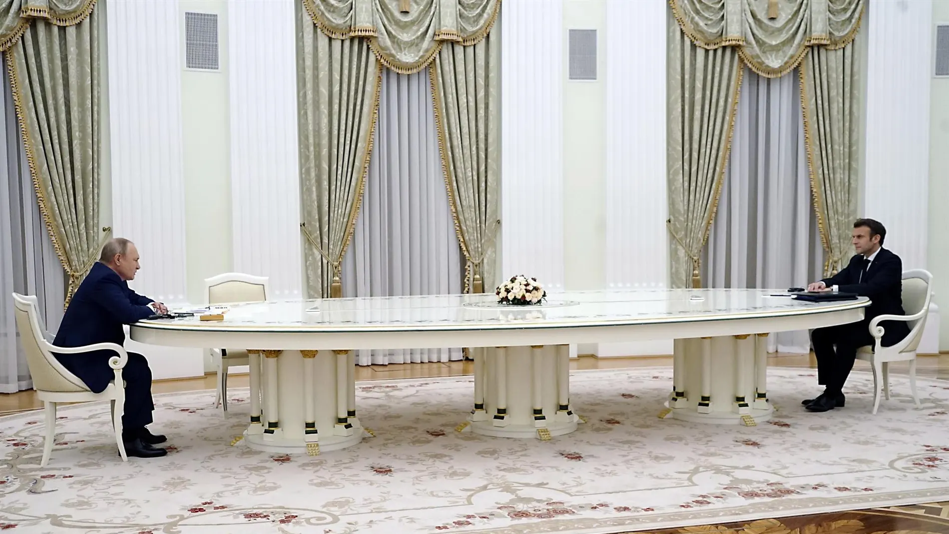 Putin y Macron separados por una mesa de cuatro metros
