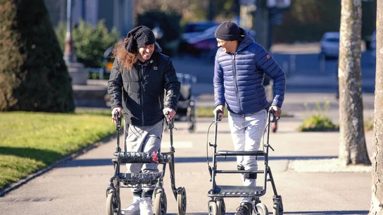 Tres pacientes con parálisis vuelven a andar gracias a unos implantes en la médula espinal Tres pacientes con parálisis vuelven a andar gracias a unos implantes en la médula espinal