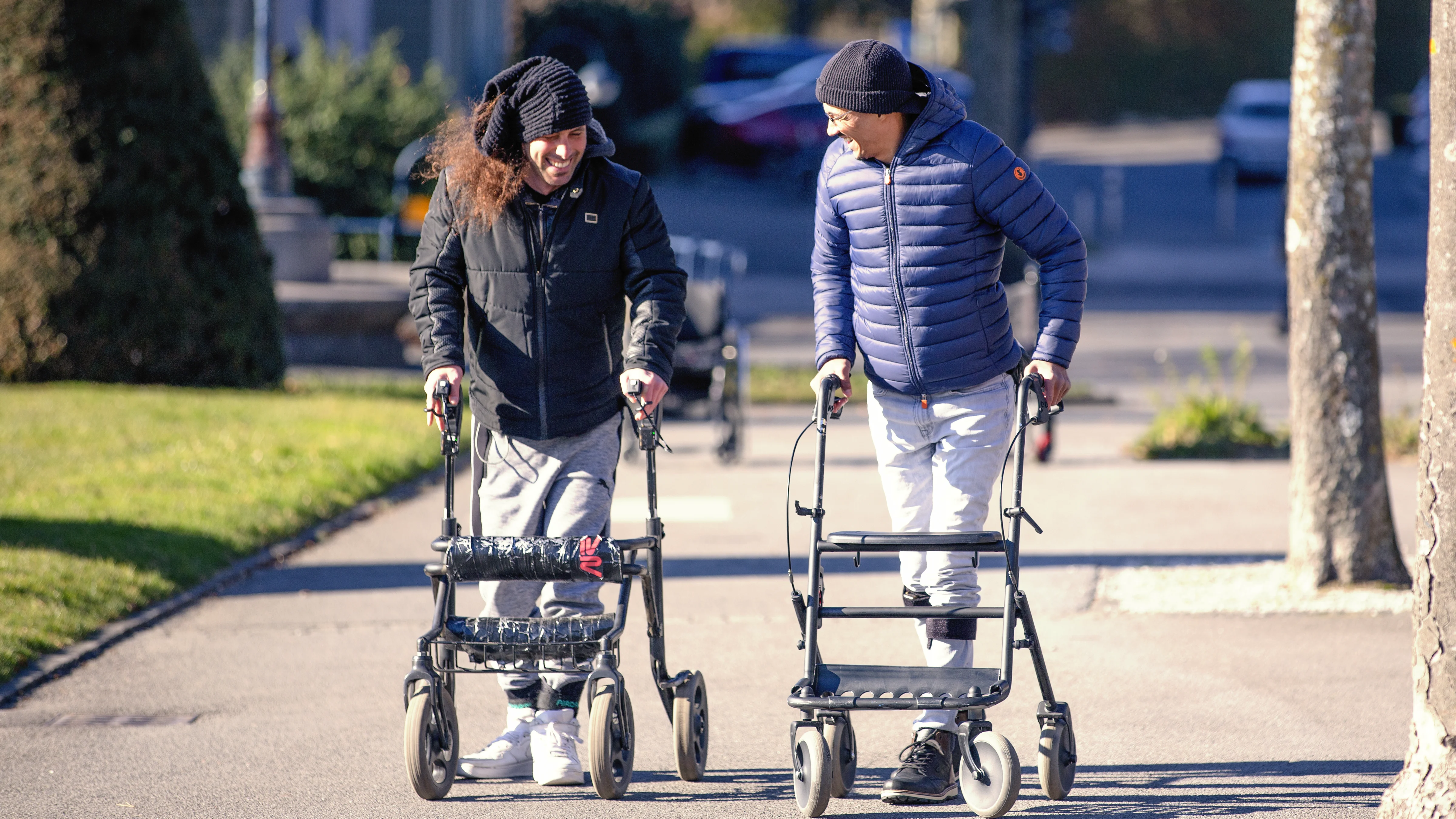 Tres pacientes con parálisis vuelven a andar gracias a unos implantes en la médula espinal