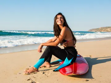 chica practicando surf chica practicando surf