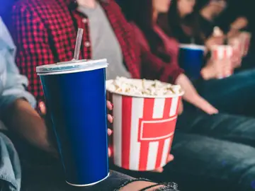 Personas con comida y bebida en el cine