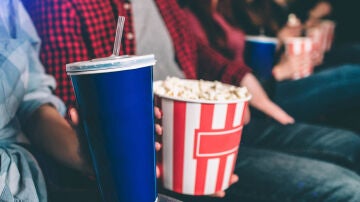Personas con comida y bebida en el cine