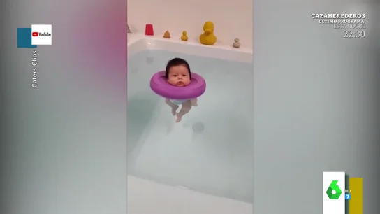 El tierno vídeo de un bebé dándose un relajante baño dentro de un flotador El tierno vídeo de un bebé dándose un relajante baño dentro de un flotador