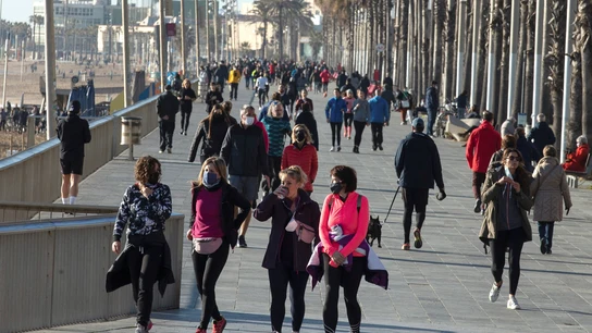 Numerosas personas pasean y practican deporte en la playa de Somorrostro de Barcelona, en una imagen de archivo Numerosas personas pasean y practican deporte en la playa de Somorrostro de Barcelona, en una imagen de archivo