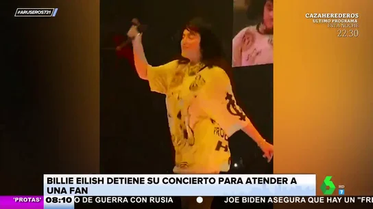 Billie Eilish ayuda a una fan Billie Eilish ayuda a una fan