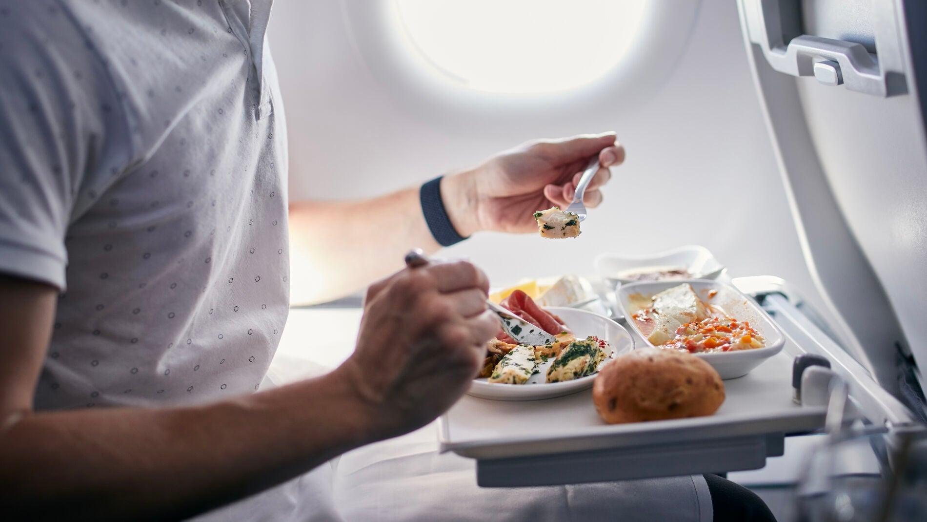 10 alimentos que no deberías comer antes de viajar en avión