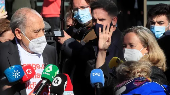 El anciano impulsor de la campaña "Soy mayor No idiota", Carlos San Juan, conversa con la ministra de Economía, Nadia Calviño El anciano impulsor de la campaña "Soy mayor No idiota", Carlos San Juan, conversa con la ministra de Economía, Nadia Calviño