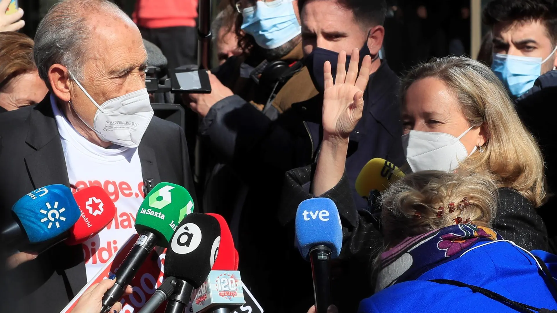  El anciano impulsor de la campaña "Soy mayor No idiota", Carlos San Juan, conversa con la ministra de Economía, Nadia Calviño