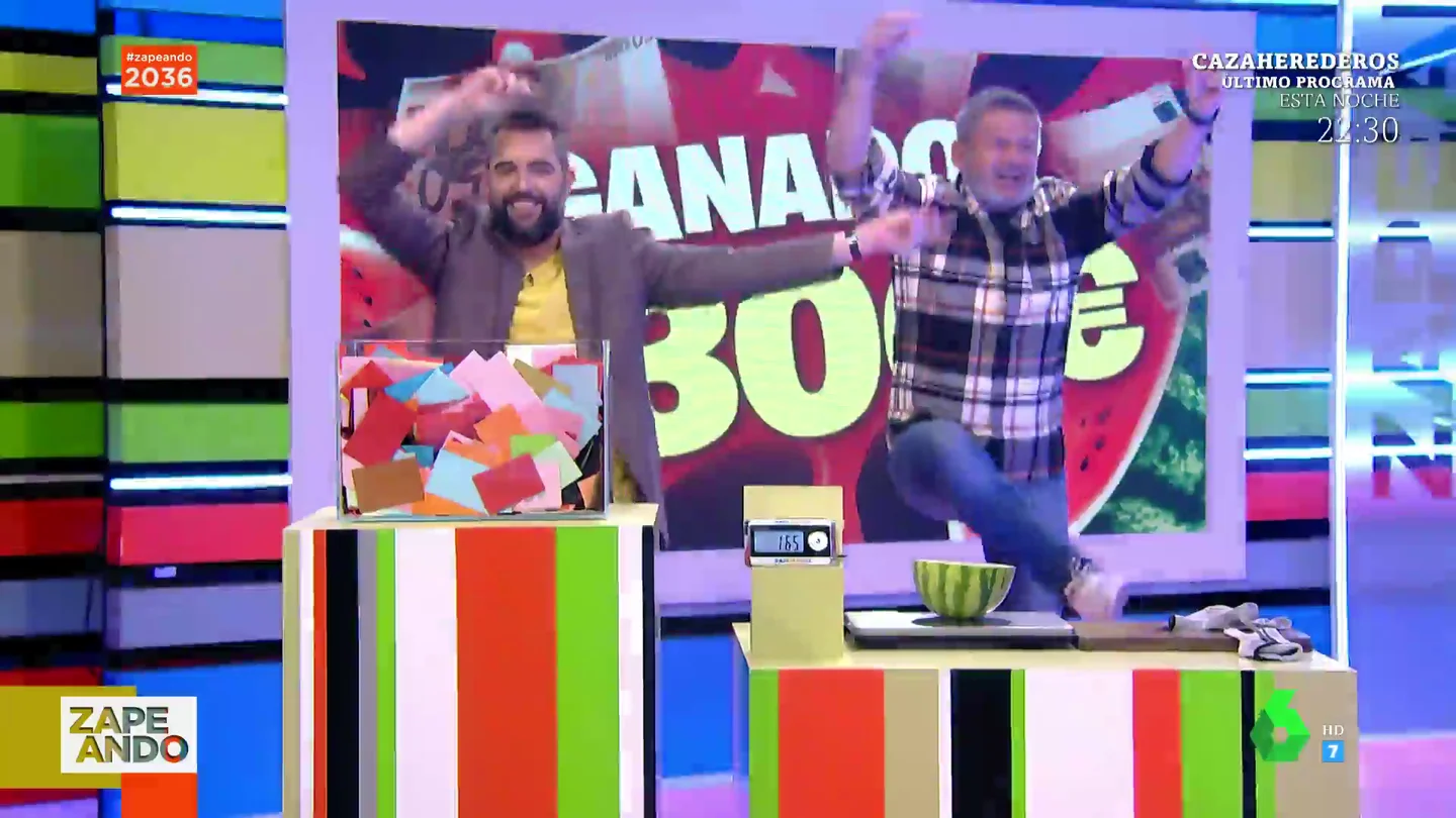 El momentazo en el que Miki Nadal y Dani Mateo bailan una jota en directo tras regalar 2.300 euros de la sandía millonaria El momentazo en el que Miki Nadal y Dani Mateo bailan una jota en directo tras regalar 2.300 euros de la sandía millonaria