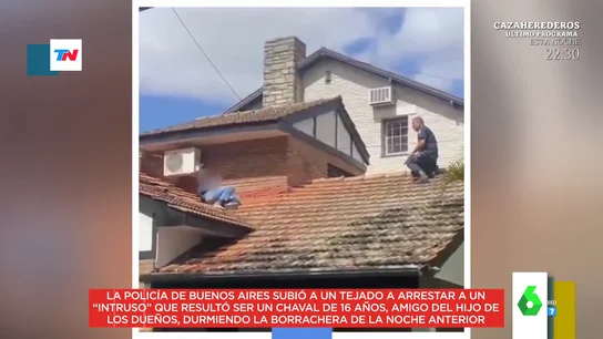 La policía va a detener a un intruso en un tejado y resulta ser un chico dormido, amigo del dueño de la casa La policía va a detener a un intruso en un tejado y resulta ser un chico dormido, amigo del dueño de la casa