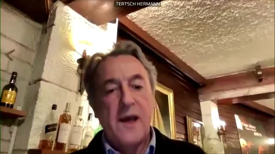 Hermann Tertsch interviene en el Parlamento Europeo desde un restaurante con quejas de comensales: "Márchese a otro sitio" Hermann Tertsch interviene en el Parlamento Europeo desde un restaurante con quejas de comensales: "Márchese a otro sitio"