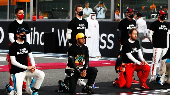La Fórmula 1 elimina la ceremonia de arrodillarse que implantó Hamilton La Fórmula 1 elimina la ceremonia de arrodillarse que implantó Hamilton