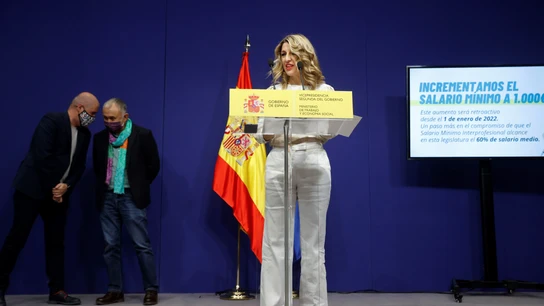 La vicepresidenta segunda del Gobierno y ministra de Trabajo y Economía Social, Yolanda Díaz (d) durante una rueda de prensa tras su encuentro con los secretarios generales de CCOO, Unai Sordo (i) y de UGT, Pepe Álvarez (c) en la Mesa de Diálogo Social que aborda la subida del SMI este miércoles en Madrid. La vicepresidenta segunda del Gobierno y ministra de Trabajo y Economía Social, Yolanda Díaz (d) durante una rueda de prensa tras su encuentro con los secretarios generales de CCOO, Unai Sordo (i) y de UGT, Pepe Álvarez (c) en la Mesa de Diálogo Social que aborda la subida del SMI este miércoles en Madrid.