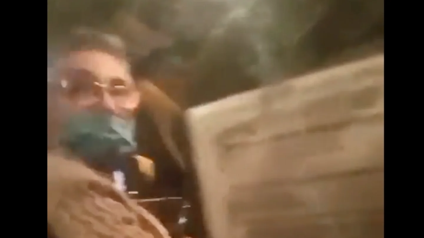 Un joven orina en un taxi, lo graba y lo sube a redes: "¿Y qué tiene de malo que te mee el taxi?" Un joven orina en un taxi, lo graba y lo sube a redes: "¿Y qué tiene de malo que te mee el taxi?"