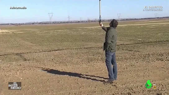Vídeo manipulado - Pablo Casado sujeta una bandera de España en mitad del campo Vídeo manipulado - Pablo Casado sujeta una bandera de España en mitad del campo