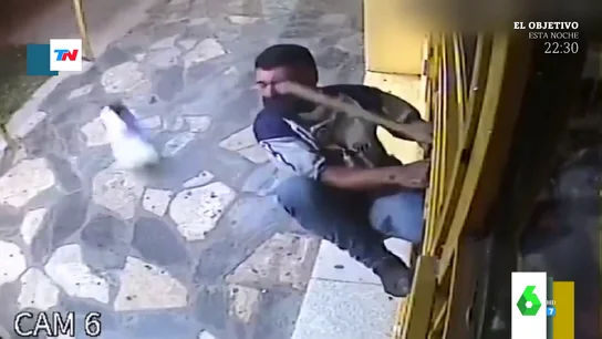 El intento de robo de una panadería que acaba con el ladrón huyendo tras llevarse varios escobazos El intento de robo de una panadería que acaba con el ladrón huyendo tras llevarse varios escobazos