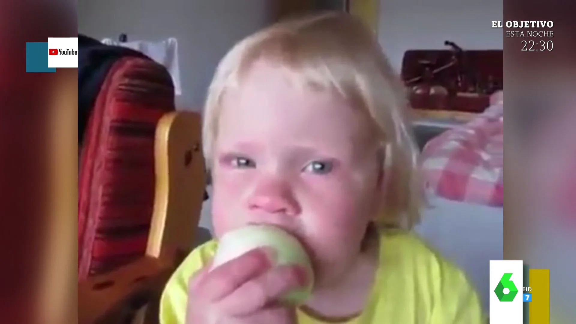 La insistencia de un niño comiendo una cebolla pensando que era una manzana