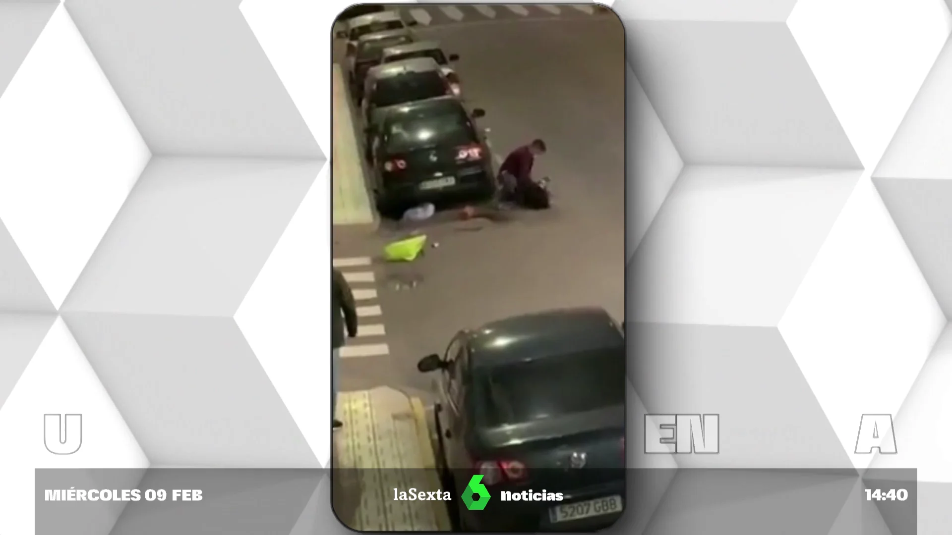 Graban a un hombre apuñalando a una mujer en plena calle en Torrijos (Toledo)