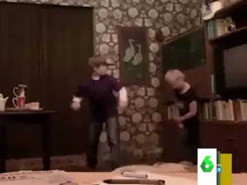 El impactante desplome de un armario encima de un niño que intentaba hacer un truco de magia