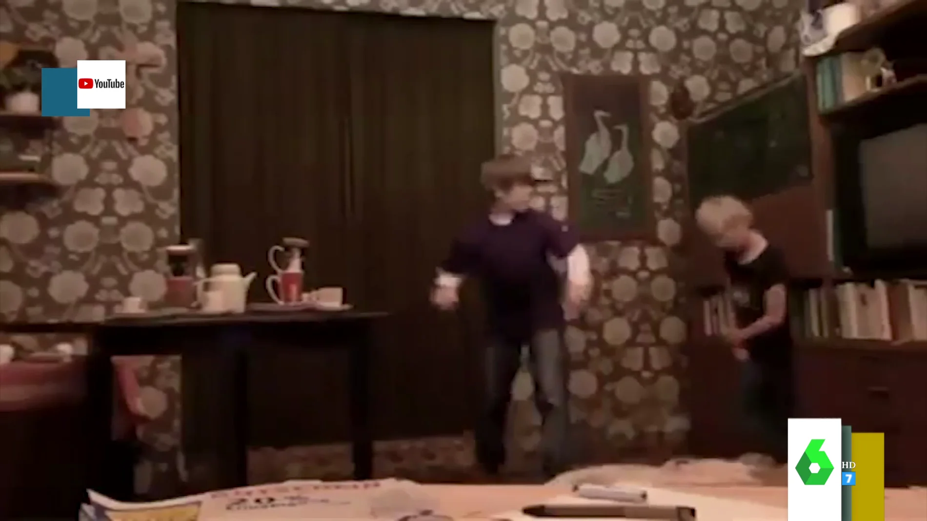 El impactante desplome de un armario encima de un niño que intentaba hacer un truco de magia