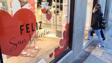 Un escaparate decorado para el día de San Valentín en una tienda de ropa