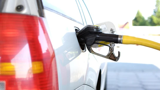 Un coche llenando el depósito de gasolina Un coche llenando el depósito de gasolina
