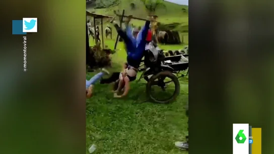 La tremenda caída de dos chicas de un coche de caballos La tremenda caída de dos chicas de un coche de caballos
