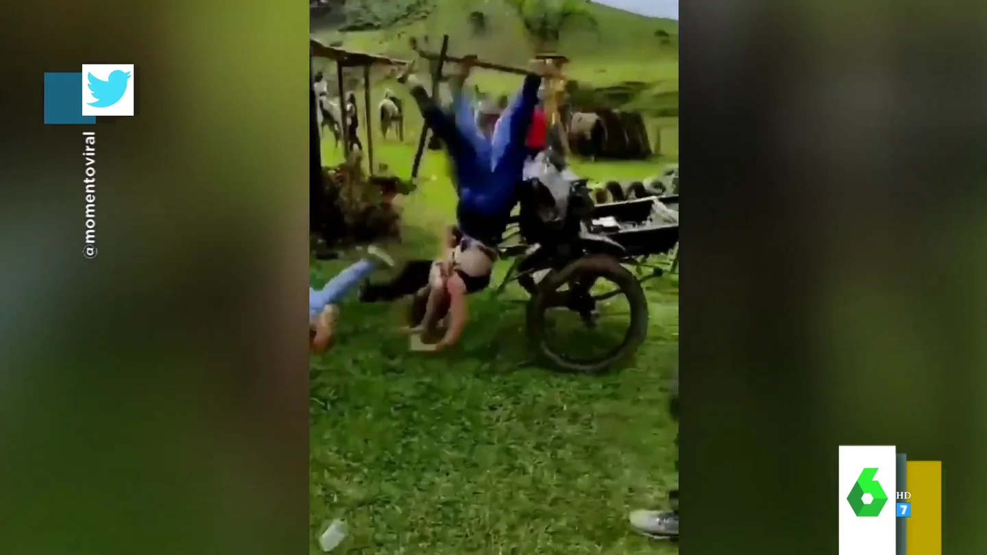 La tremenda caída de dos chicas de un coche de caballos La tremenda caída de dos chicas de un coche de caballos