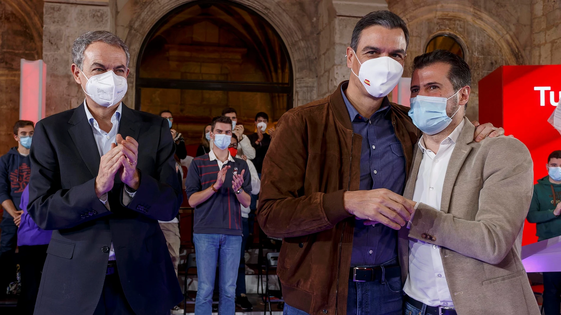 El presidente del Gobierno, Pedro Sánchez, arropa al candidato socialista Luis Tudanca junto al expresidente José Luis Rodríguez Zapatero.