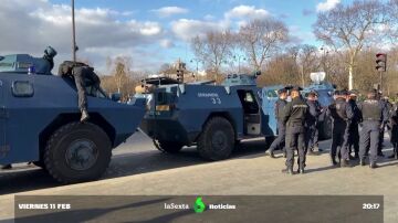 El convoy de los antivacunas llega a Europa: París se prepara para cortar su paso con un amplio dispositivo policial