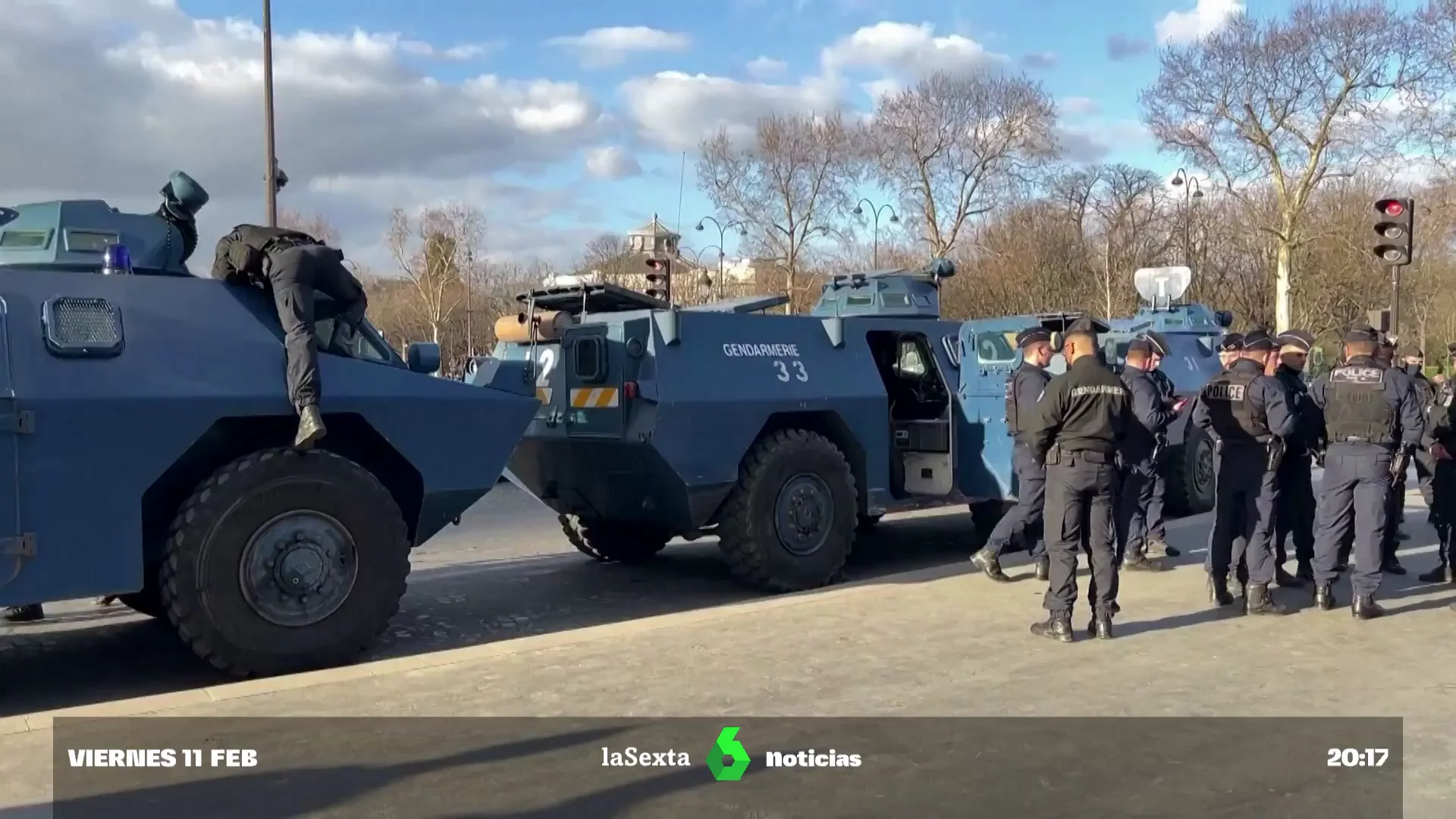 El convoy de los antivacunas llega a Europa: París se prepara para cortar su paso con un amplio dispositivo policial 