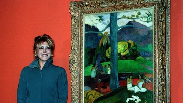 La baronesa Carmen Cervera, posa ante el cuadro de Paul Gauguin Mata Mua