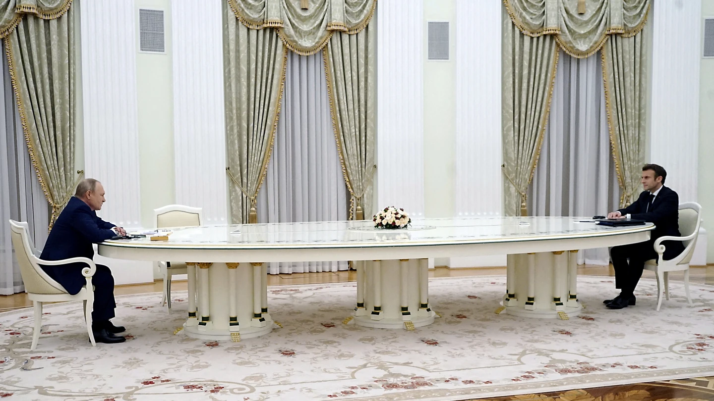 Putin y Macron, separados por una mesa de cuatro metros Putin y Macron, separados por una mesa de cuatro metros